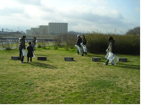 近隣を流れる石川の清掃風景